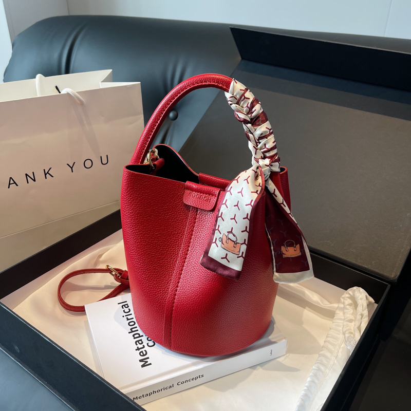 Luxury Bags On Sales - กระเป๋าสะพายไหล่และกระเป๋าสะพายข้าง PU สีแดงความรู้สึกสีดําของกระเป๋าสองวัตถุประสงค์หรูหราสําหรับผู้หญิง 2024 แฟชั่นอเนกประสงค์ลดราคา